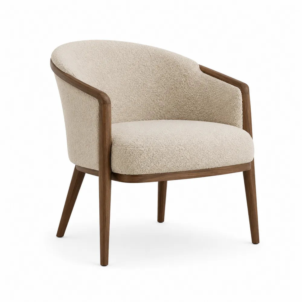 Poltrona in tessuto bouclé crema con struttura in legno massello